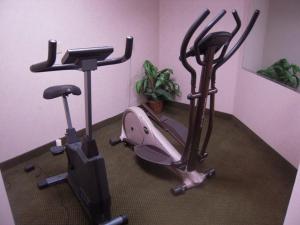 einen Fitnessraum mit zwei Heimtrainern in einem Zimmer in der Unterkunft Super 8 by Wyndham Albany in Albany