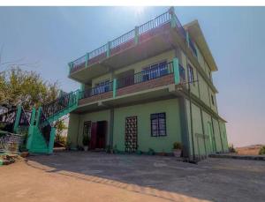 una casa con una escalera en la parte superior en Abode Me Me Ai Haven en Cherrapunji