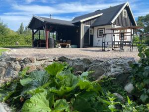 a vegetable garden in front of a building at Grynnan in Skå