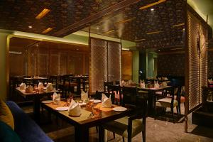 Restaurace v ubytování Mosaic Hotel, Noida