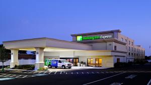 a building with a car parked in front of it at Holiday Inn Express Philadelphia Airport, an IHG Hotel in Essington