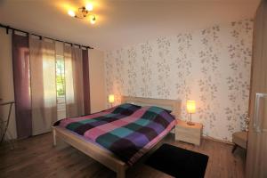 a bedroom with a bed and a window and two lamps at Ferienwohnung Birkenhof in Volkesfeld