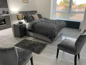 a bedroom with a bed and a table and chairs at Luxurious 2-Bed Apartment in Woolwich London in London