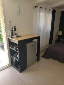 a room with a table with a counter with wine bottles at Casa Petra in Corte