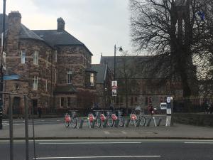 rząd rowerów zaparkowanych przed budynkiem w obiekcie Malone Crescent Apartment - 2BR, 2B in City Centre w mieście Belfast