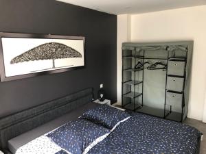 1 dormitorio con 1 cama y una foto en la pared en Les villas d'Hannogne, en Hannogne-Saint-Martin