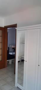 ein Wohnzimmer mit einem Spiegel und einem Schrank in der Unterkunft Mansardato 20 mt dal mare Albissola Marina in Albissola Marina