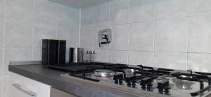 eine Küche mit einem Kochfeld in der Unterkunft Mansardato 20 mt dal mare Albissola Marina in Albissola Marina