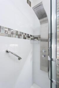 un bagno bianco con doccia e porta in vetro di 101 FRESH HOLIDAY HOME By Sunkeyrents a Puerto de Santiago