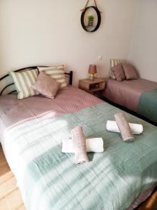 Un pat sau paturi într-o cameră la Nikolas Apartment