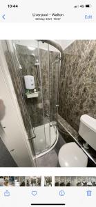 een badkamer met een douche en een toilet bij County road rooms in Liverpool
