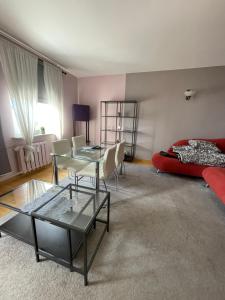 - un salon avec une table, des chaises et un lit dans l'établissement Apartament Kutrzeby, à Pobiedziska