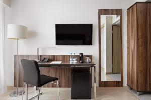 Televízia a/alebo spoločenská miestnosť v ubytovaní Hotel Moderno Poznań