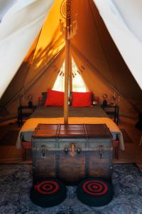 Una habitación con cama en una tienda en Glamping - Projekt Alpaka, en Garbatka-Letnisko