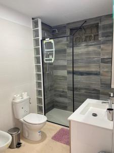 プラヤ・ブランカにあるCasa salzanoのバスルーム(シャワー、トイレ、シンク付)