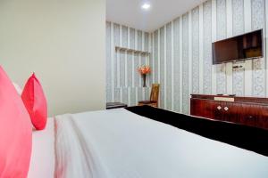 Een bed of bedden in een kamer bij Hotel De Classico Juhu