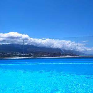una vista del océano con nubes en el fondo en Casa Los Mangos, en Tijarafe