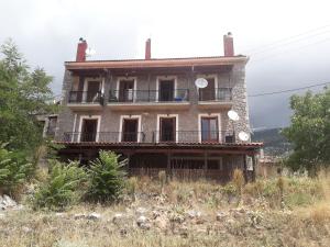 une vieille maison sur le flanc d'une colline dans l'établissement Traditional house, à Kalívia