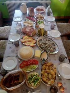 una mesa con un montón de comida. en Agroturystyka u Basi en Burniszki