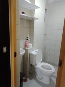 ein weißes Badezimmer mit Toilette und Waschbecken in der Unterkunft Pet Friendly Transient along Ortigas Extension in Cainta
