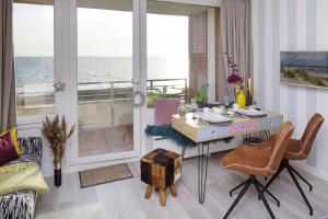 a living room with a table and a view of the ocean at Lieblingsblick in List