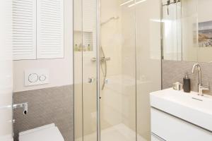 a bathroom with a shower and a toilet and a sink at Lieblingsblick in List