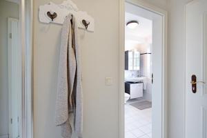 un bagno con un asciugamano appeso alla porta di Meer Holte Hüüs a List