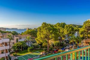 - un balcon offrant une vue sur un complexe avec un court de tennis dans l'établissement Valentin Somni Hotel & Suites, à Paguera
