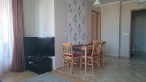 Televízia a/alebo spoločenská miestnosť v ubytovaní Réka Apartman