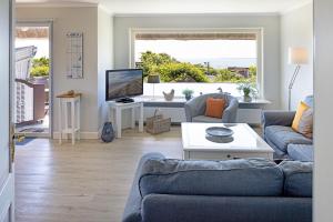 a living room with a couch and a tv at Strandhaus in List