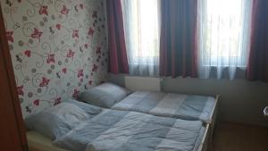 Posteľ alebo postele v izbe v ubytovaní Réka Apartman