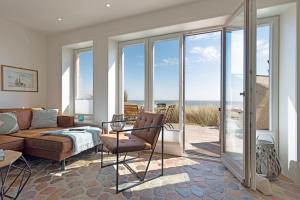 un soggiorno con un divano e un tavolo di Ausblick - Momme a List