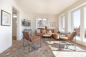 un soggiorno con un divano, un tavolo e delle sedie di Ausblick - Momme a List