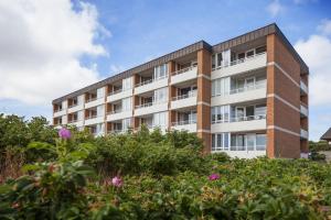 un condominio con cespugli di fronte di Lieblingsplatz a List