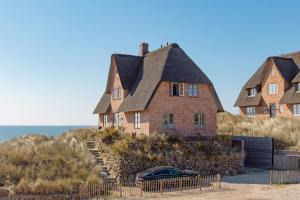 una vecchia casa su una collina vicino all'oceano di Ausblick - Momme a List