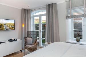um quarto de hotel com uma cama e uma janela em Auszeit em List