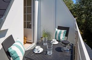 a table on a balcony with a table and chairs at Sylter Perle in List