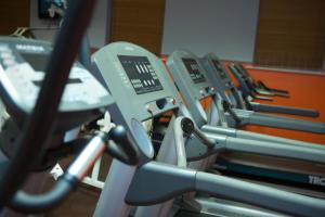 een rij cardio-apparaten in een sportschool bij Inishowen Gateway Hotel in Buncrana