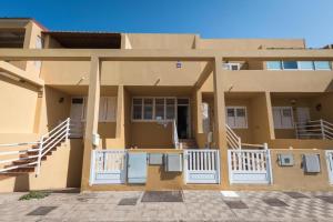 Cette grande maison dispose de portes blanches et d'une terrasse couverte. dans l'établissement Los Majos Fuerteventura, à Tarajalejo