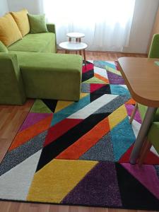 un soggiorno con divano e tappeto colorato di Evergreen a Belgrado