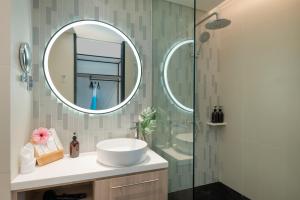 Koupelna v ubytování JonoX Phuket Karon Hotel