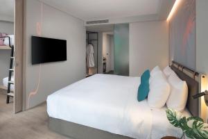 TV a/nebo společenská místnost v ubytování JonoX Phuket Karon Hotel