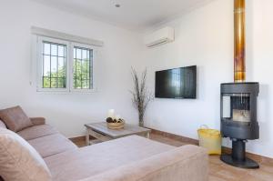 TV a/nebo společenská místnost v ubytování YourHouse Son Serra de Buger, quiet villa with private pool