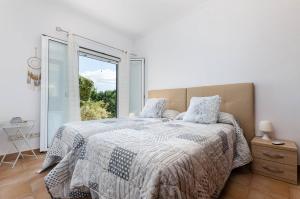 Postel nebo postele na pokoji v ubytování YourHouse Son Serra de Buger, quiet villa with private pool + 37 fotografií