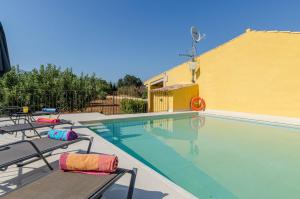 Bazén v ubytování YourHouse Son Serra de Buger, quiet villa with private pool nebo v jeho okolí