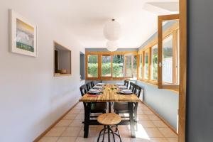 comedor con mesa de madera y sillas en Mon Cottin dans le Vexin, 