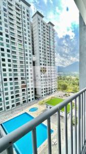 balcone con vista su 2 edifici alti di A' Casa Homestay Ipoh Perak a Ipoh