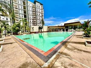una gran piscina frente a un edificio en Maya Apartment Bay View Villas, en Port Dickson