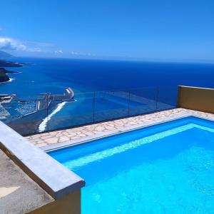 a swimming pool with a view of the ocean at Casa Los Mangos in Tijarafe