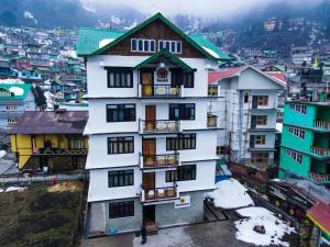 拉亨KhenKhim Regency, Lachen all meals included的城市建筑的俯视图